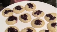 Meski tak punya cetakan kue cubit, Nick berhasil membuatnya dengan mengandalkan teflon. Kue cubit bertabur meises ini menggoda ya. Foto: instagram @masak2dengannick