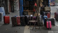Para pedagang dadakan pun menggunakan jalur trotoar sembarangan untuk berjualan.