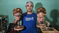 Blangkon hasil karya Giyadi. Di Indonesia blangkon memiliki empat jenis, yaitu blangkon Ngayogyakarta, blangkon Surakarta, blangkon Kedu dan blangkon Banyumasan.