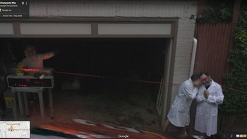 Seorang ilmuwan menembakkan laser ke dua ilmuwan lainnya. Foto: Google Street View via CNET