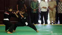 Jokowi bersama rombongan kemudian menyaksikan atraksi para atlet yang akan bertanding di Asian Games 2018.