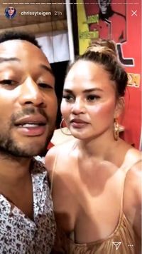 Bukan Resto Mahal, Chrissy Teigen Pilih Makan Fried Chicken Murah di Bali