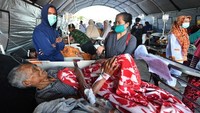 Rumah sakit dadurat didirkan karena banyaknya pasien yang datang. Adek Berry/AFP.