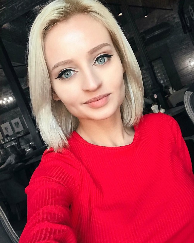 Namun, Julia mengaku menambahkan implan untuk memperbesar payudaranya. Ia memang menginginkan payudaranya lebih besar seukuran cup bra D. Foto: Instagram @pink_huink