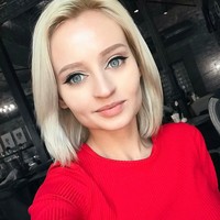 Namun, Julia mengaku menambahkan implan untuk memperbesar payudaranya. Ia memang menginginkan payudaranya lebih besar seukuran cup bra D. Foto: Instagram @pink_huink