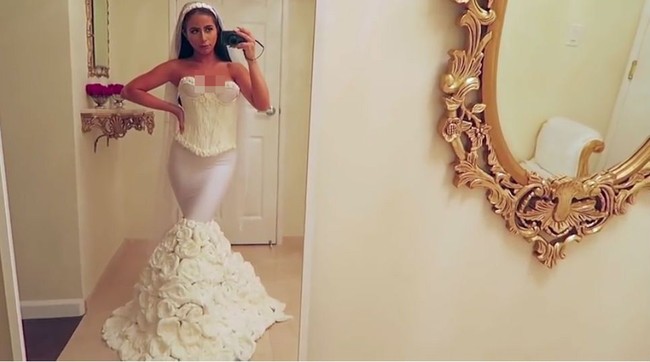 Tidak heran jika Amber Scholl populer di media sosial karena kreativitasnya. Dia pernah menyulap tisu toilet jadi gaun pengantin yang indah seperti di foto ini. Foto: Instagram, YouTube Amber Scholl