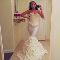 Tidak heran jika Amber Scholl populer di media sosial karena kreativitasnya. Dia pernah menyulap tisu toilet jadi gaun pengantin yang indah seperti di foto ini. Foto: Instagram, YouTube Amber Scholl