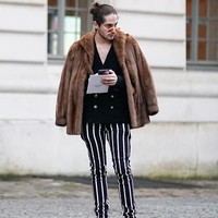 Sebelum para seleb tampil dengan tatanan rambut tersebut, man bun dipopulerkan oleh para bartender di Brooklyn, New York, Amerika Serikat. Foto: Getty Images