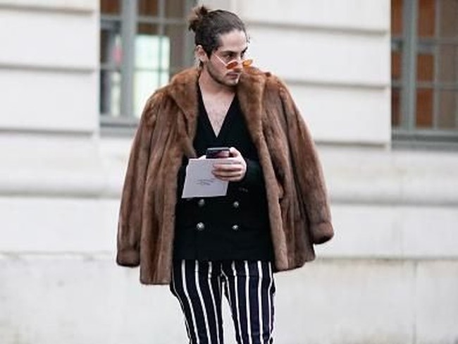 Sebelum para seleb tampil dengan tatanan rambut tersebut, man bun dipopulerkan oleh para bartender di Brooklyn, New York, Amerika Serikat. Foto: Getty Images