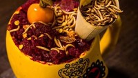 Tidak hanya makanan saja, minuman di sini juga dipenuhi dengan serangga dan hewan aneh lainnya. Salah satunya minuman segar yang dipenuhi dengan belatung yang masih hidup ini. Foto: Archipelago London