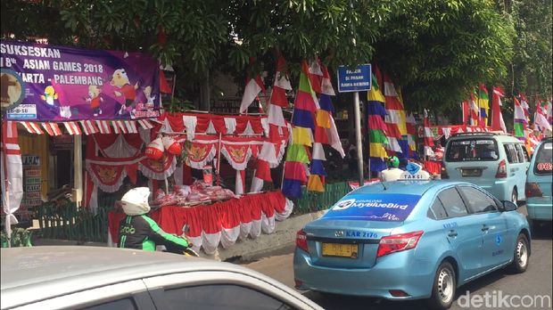 Ada juga yang menggelar lapaknya di badan jalan