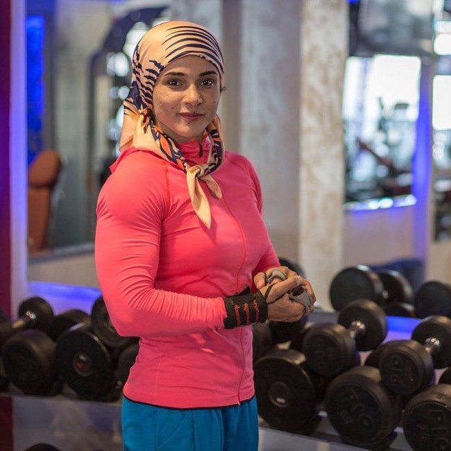 Tak selalu memakai gaya turban, Essam pun sering terlihat memakai shawl berbahan kaos yang dipakai seperti kebanyakan hijabers lainnya. Ia hampir tidak pernah terlihat memakai hijab instan. Foto: Instagram Khloud Essam