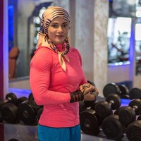 Tak selalu memakai gaya turban, Essam pun sering terlihat memakai shawl berbahan kaos yang dipakai seperti kebanyakan hijabers lainnya. Ia hampir tidak pernah terlihat memakai hijab instan. Foto: Instagram Khloud Essam