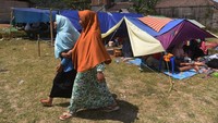 Warga terpaksa tinggal di tenda darurat di ruang terbuka seperti sawah karena khawatir akan adanya gempa susulan. ANTARA FOTO/Zabur Karuru.