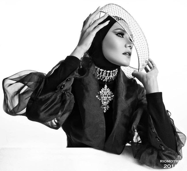 Mulan Jameela lebih dulu berhijab sepulang perjalanannya ke Yordania. Dari awal keputusannya untuk berhijab, Mulan sudah terlihat memiliki gaya yang khas. Foto: Rio Motret