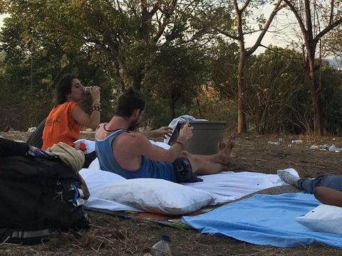 Warga yang memberikan terpal dan tikar kepada turis di Gili Trawangan