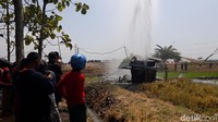 Air yang menyembur di luar kewajaran setinggi 150 meter pada awalnya. Meski mesin pompa dengan daya listrik itu dimatikan, namun semburan air dari sumur sedalam 80 meter itu masih tinggi hingga mencapai 30 meter.