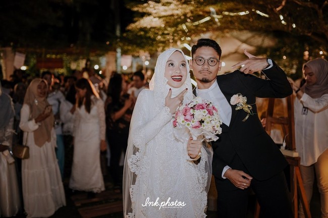 Sesuai dengan permintaan Gita, Nina membuat sepatu pengantin tanpa hak sama sekali. Flat shoes itu dibuat sepaket dengan busana Gita dengan payet yang senada. Foto: Ink Photos (Instagram @ink.photos)