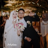 Sesuai dengan permintaan Gita, Nina membuat sepatu pengantin tanpa hak sama sekali. Flat shoes itu dibuat sepaket dengan busana Gita dengan payet yang senada. Foto: Ink Photos (Instagram @ink.photos)