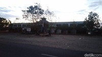 Sebagian wilayah Lombok gelap jelang malam hari. Di Lombok Utara listrik belum menyala.
