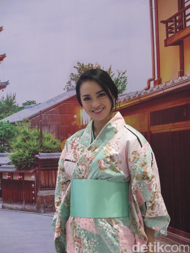 Ririn Ekawati punya cara sederhana yang biasa dilakukannya untuk menjaga wajahnya tetap mulus dan cantik. Foto: Anggi Mayasari/Wolipop