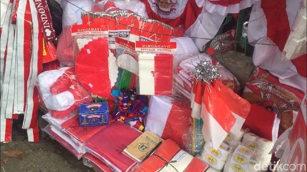 Selain bendera, para penjual juga menyediakan pernak-pernik lain berwarna merah-putih