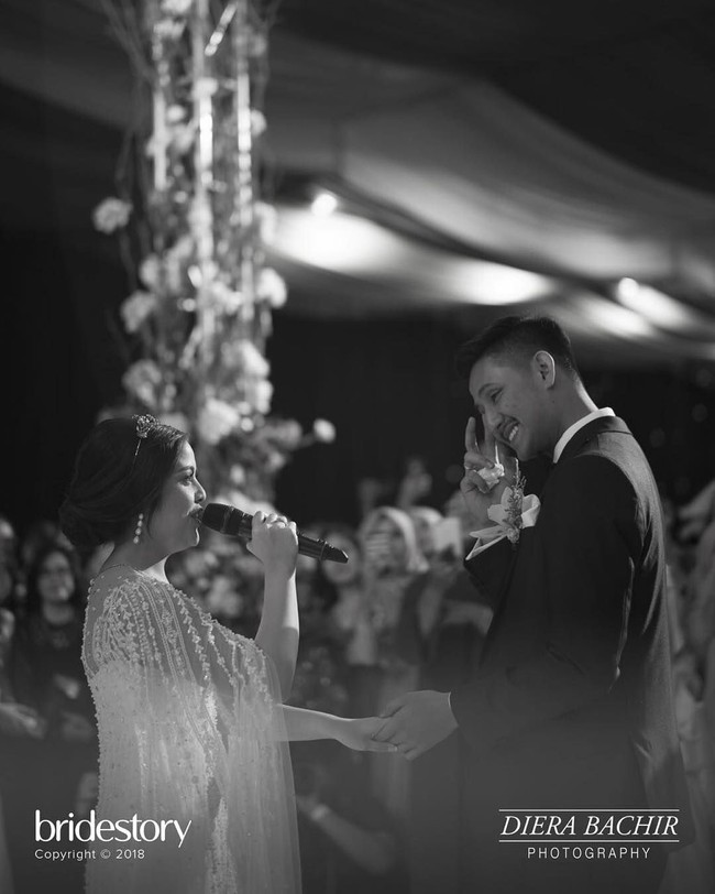 Sedangkan suami Tasyaa memilih setelan jas serba hitam yang dipadu dengan dasi kupu-kupu. Foto: Instagram