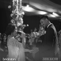 Sedangkan suami Tasyaa memilih setelan jas serba hitam yang dipadu dengan dasi kupu-kupu. Foto: Instagram