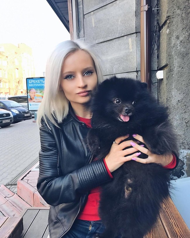 Hanya operasi payudara yang pernah dilakukannya. Sementara untuk mata banyak yang mengira ia melakukan operasi atau memakai lensa kontak namun sebenarnya tidak Foto: Instagram @pink_huink