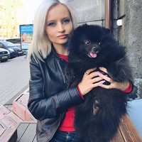 Hanya operasi payudara yang pernah dilakukannya. Sementara untuk mata banyak yang mengira ia melakukan operasi atau memakai lensa kontak namun sebenarnya tidak Foto: Instagram @pink_huink