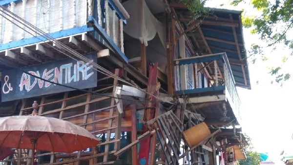 Kerusakan dialami di berbagai restoraan dan toko di Gili Trawangan. Banyak bangunan retak atau rubuh sebagian (Dok: Dandim 1606/Lombok Barat Letkol Czi Joko Rahmanto) Kerusakan dialami di berbagai restoraan dan toko di Gili Trawangan. Banyak bangunan retak atau rubuh sebagian (Dok: Dandim 1606/Lombok Barat Letkol Czi Joko Rahmanto)