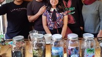 Kalau ini potret bahagia keluarga Arsy. Bersama ibu, ayah dan adik perempuannya, Arsy main ke Klinik Kopi saat di Jogja. Foto: Instagram arsywidianto