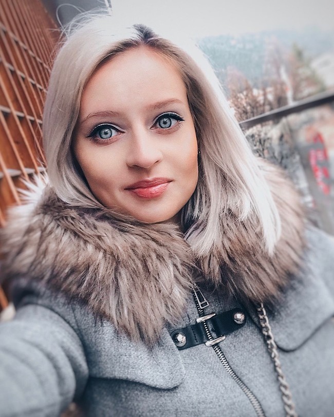 Sudah kenal dengan Julia Kriger? Ia merupakan wanita dengan paras yang disebut mirip boneka Barbie tanpa operasi plastik. Foto: Instagram @pink_huink