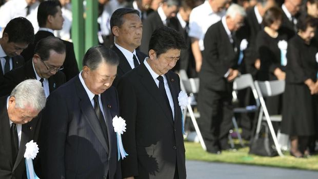 PM Jepang Shinzo Abe mengheningkan cipta saat peringatan 73 tahun bom atom Hiroshima