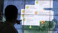 Ruangan yang berada di lantai 11 gedung Graha Badan Nasional Penanggulangan Bencana (BNPB) ini memang digunakan untuk memantau perkembangan bencana alam gempa bumi yang tengah terjadi di NTB dan sekitarnya.
