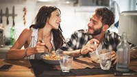 Orang yang makan larut malam lebih rentan makan banyak. Ketika Anda makan terlambat, kalori tidak terbakar dan makanan Anda akan diubah menjadi trigliserida yaitu asam lemak yang meningkatkan risiko serangan jantung dan stroke. Makan malam lebih awal mengurangi risiko pembentukan trigliserida yang tentunya dapat membahayakan jantung Anda. Foto: iStock