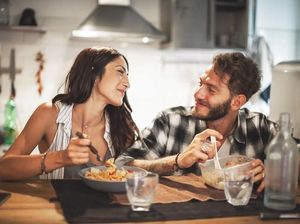 Makan Malam Jam Berapa yang Paling Baik? Ini Penjelasan Pakar
