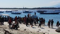 Foto: Para turis ini akan dievakuasi ke tempat yang lebih aman ke Pelabuhan Bangsal, lalu dilanjutkan ke Mataram. Mereka diangkut dengan menggunakan speed boat, fast boat sampai kapal kayu. (dok Antik Tri Permana/Istimewa)