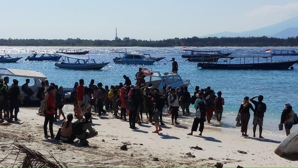 Foto: Para turis ini akan dievakuasi ke tempat yang lebih aman ke Pelabuhan Bangsal, lalu dilanjutkan ke Mataram. Mereka diangkut dengan menggunakan speed boat, fast boat sampai kapal kayu. (dok Antik Tri Permana/Istimewa) Foto: Para turis ini akan dievakuasi ke tempat yang lebih aman ke Pelabuhan Bangsal, lalu dilanjutkan ke Mataram. Mereka diangkut dengan menggunakan speed boat, fast boat sampai kapal kayu. (dok Antik Tri Permana/Istimewa)