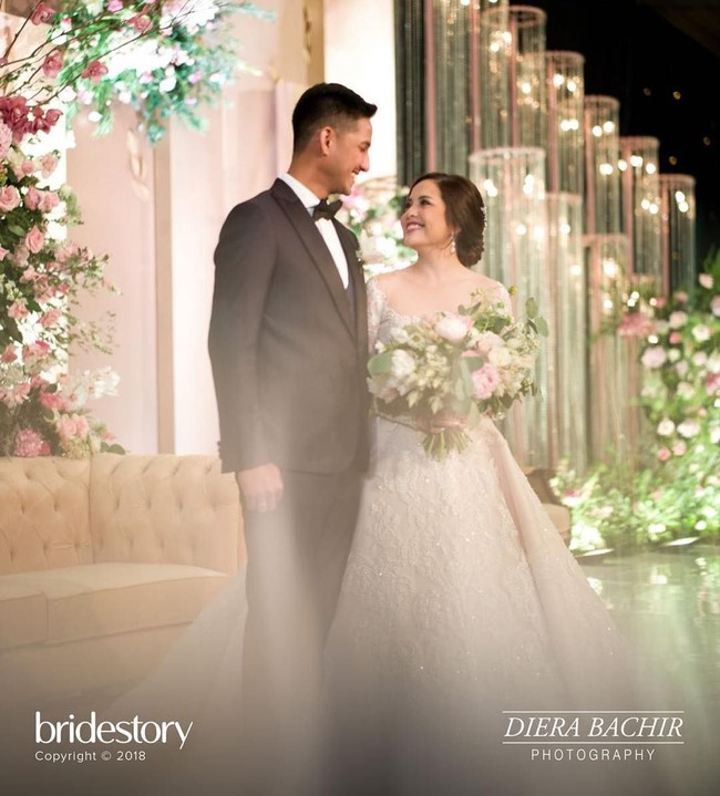 Tasya dan Randi pun menggelar resepsi pernikahan di hari yang sama. Berbeda dengan akad, busana yang dikenakan Tasya lebih glamour. Gaun pengantin rancangan desainer kenamaan Hian Tjen itu pun membuat wanita 26 tahun itu seperti princess. Foto: Instagram