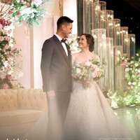 Tasya dan Randi pun menggelar resepsi pernikahan di hari yang sama. Berbeda dengan akad, busana yang dikenakan Tasya lebih glamour. Gaun pengantin rancangan desainer kenamaan Hian Tjen itu pun membuat wanita 26 tahun itu seperti princess. Foto: Instagram