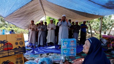 Potret Warga Lombok Salat di Tenda Pengungsian Pasca Gempa