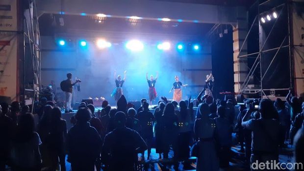 Acara penutupan diisi dengan joget bersama