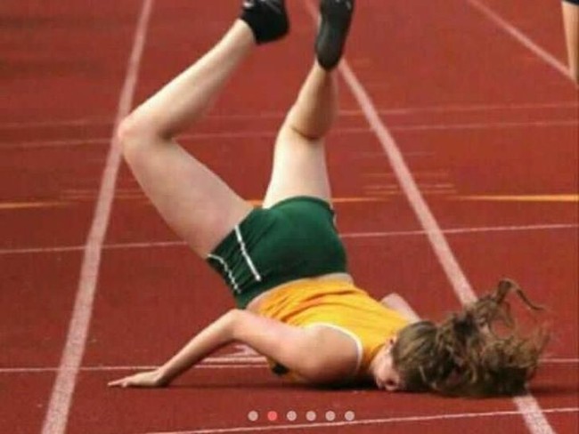 Foto berikut seperti ingin menunjukkan kenyataan bahwa tak selamanya wanita harus terlihat cantik sempurna. Kadang mereka juga bisa terjatuh bahkan tersungkur. Foto: Imgur/youandmeandrainbows