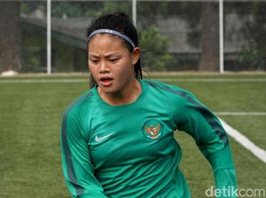 Cerita Cinta Pertama Dhanielle Daphne, Sepak Bola