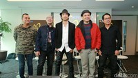 Para personelnya yang terdiri dari  Fadly, Ari, Yoyo, Rindra dan Piyu turut berakting dalam FTV tersebut. Foto: Pool/Ismail/detikHOT