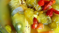 Kalau suka ikan bandeng yang gurih dagingnya, kamu bisa mengolahnya jadi Asem-asem Bandeng Lamongan. Rasa guroh pedasnya bakal bikin ketagihan. Ikuti petunjuk resep ini untuk membuatnya. Foto: dok. detikFood