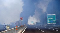 Akibat ledakan ini, sebagian jalan layang ambruk. Ruas jalanan di sekitar lokasi ditutup sementara oleh polisi setempat. Foto: REUTERS/Stringer