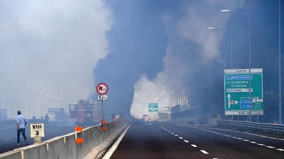 Penampakan Bola Api Raksasa Akibat Ledakan Truk Tanker di Italia