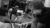 Selain bir, Ed Sheeran juga menyukai wine. Segelas wine dan setoples camilan menemaninya bekerja kala itu. Foto: Instagram teddysphotos
